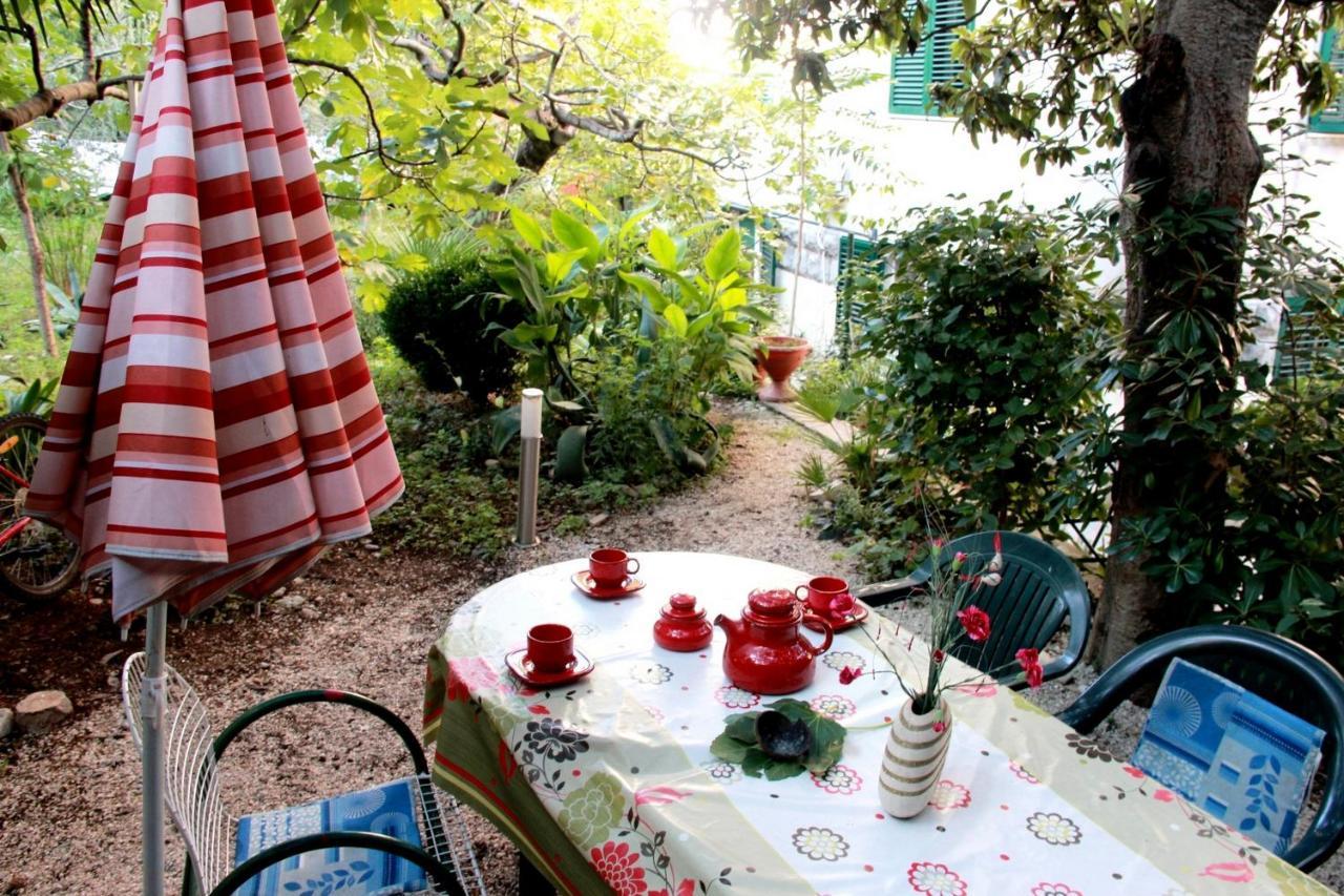 Guest House With Garden - Zuvan سبليت المظهر الخارجي الصورة