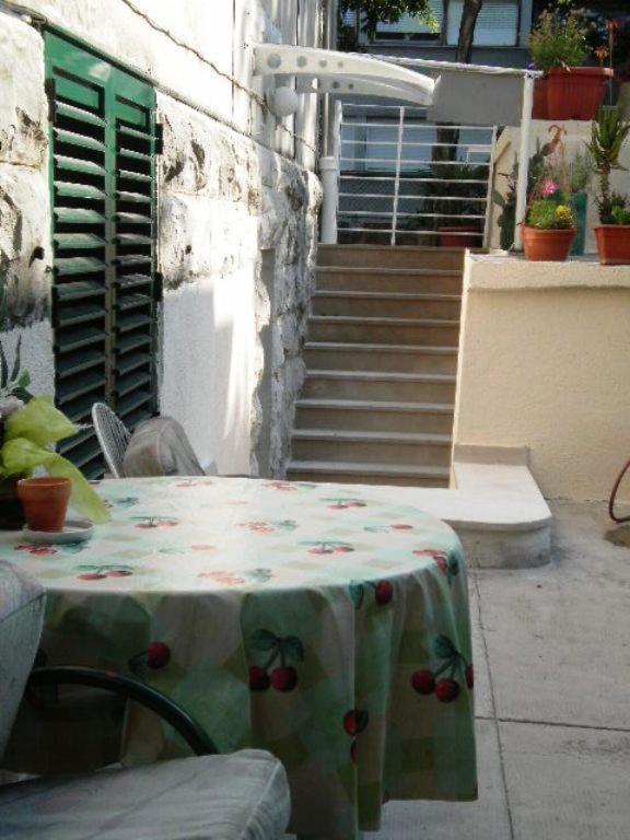 Guest House With Garden - Zuvan سبليت المظهر الخارجي الصورة