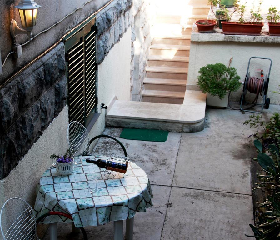 Guest House With Garden - Zuvan سبليت المظهر الخارجي الصورة