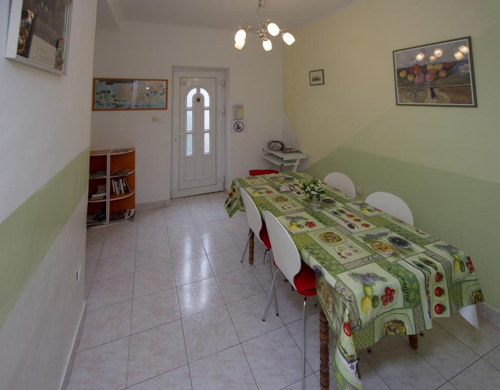 Guest House With Garden - Zuvan سبليت المظهر الخارجي الصورة