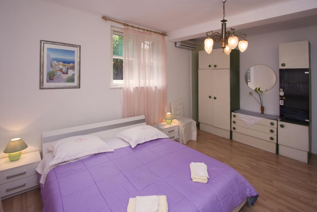 Guest House With Garden - Zuvan سبليت المظهر الخارجي الصورة