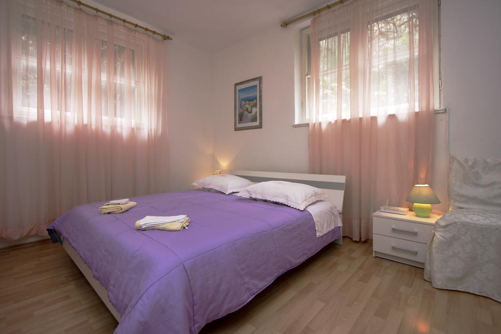 Guest House With Garden - Zuvan سبليت المظهر الخارجي الصورة