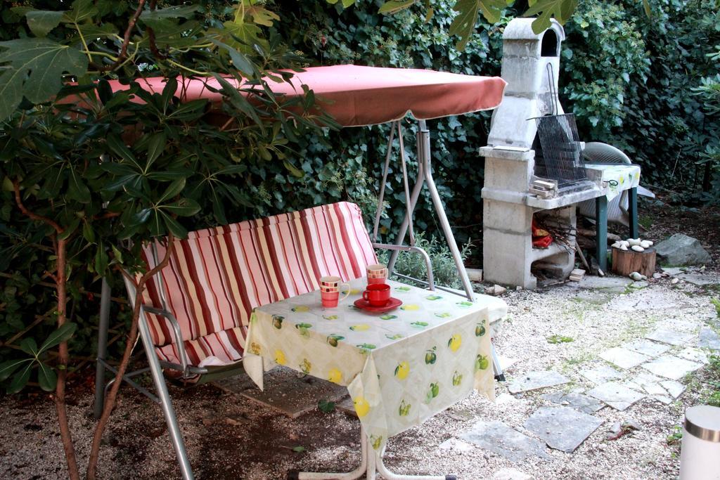 Guest House With Garden - Zuvan سبليت المظهر الخارجي الصورة