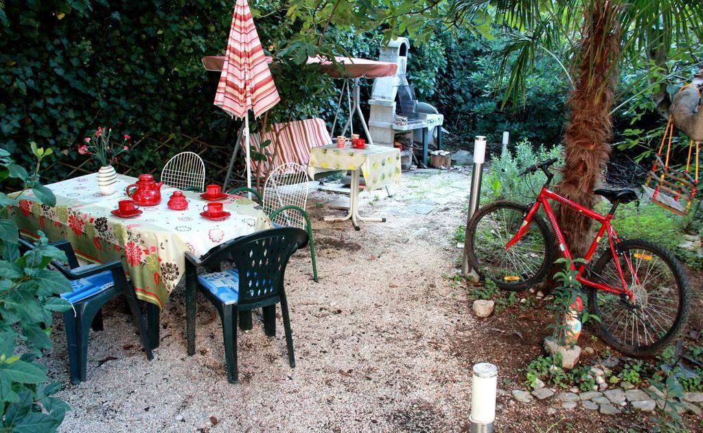 Guest House With Garden - Zuvan سبليت المظهر الخارجي الصورة