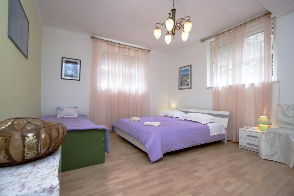 Guest House With Garden - Zuvan سبليت المظهر الخارجي الصورة