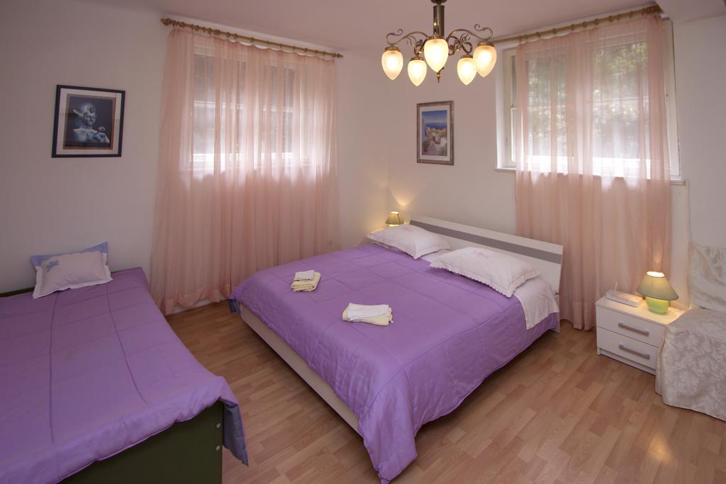Guest House With Garden - Zuvan سبليت المظهر الخارجي الصورة