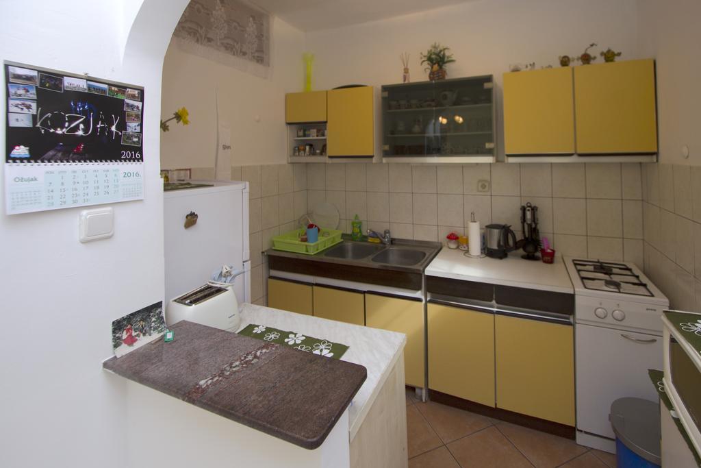 Guest House With Garden - Zuvan سبليت المظهر الخارجي الصورة