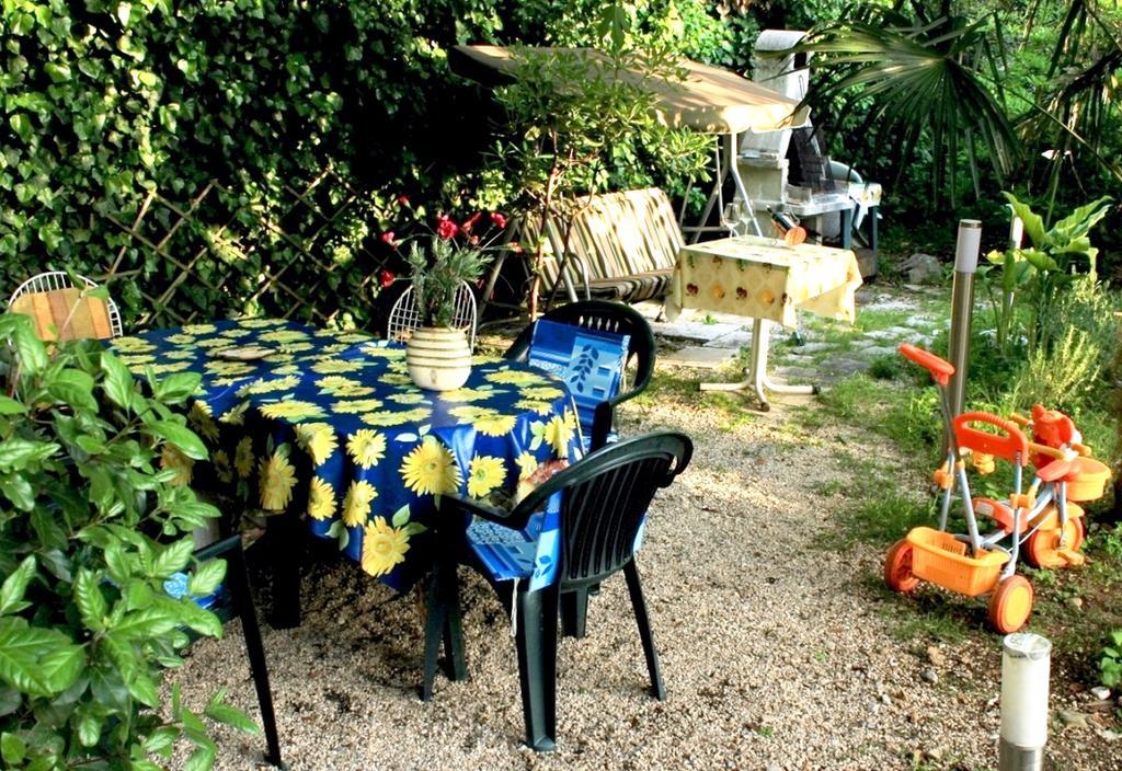 Guest House With Garden - Zuvan سبليت المظهر الخارجي الصورة
