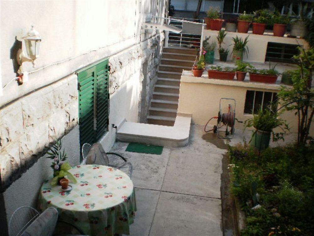Guest House With Garden - Zuvan سبليت المظهر الخارجي الصورة