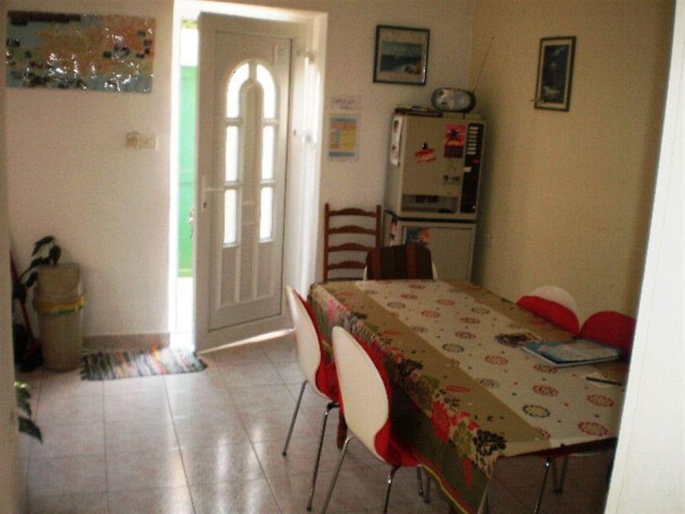 Guest House With Garden - Zuvan سبليت المظهر الخارجي الصورة