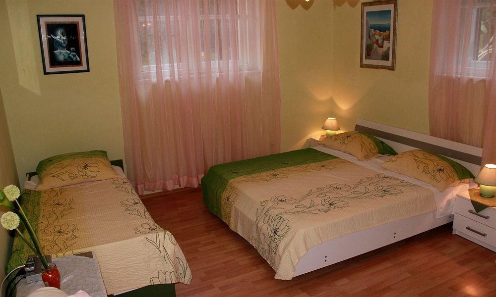 Guest House With Garden - Zuvan سبليت المظهر الخارجي الصورة