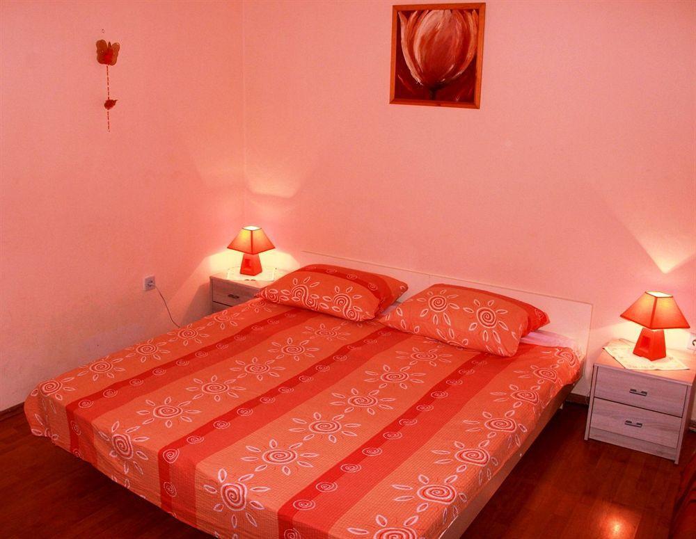 Guest House With Garden - Zuvan سبليت المظهر الخارجي الصورة