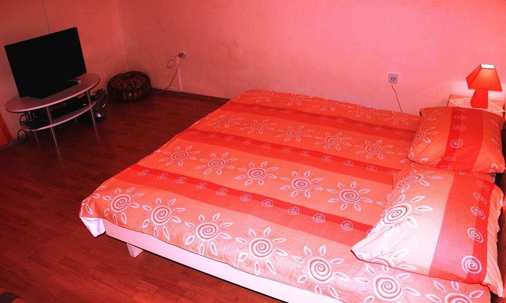 Guest House With Garden - Zuvan سبليت المظهر الخارجي الصورة