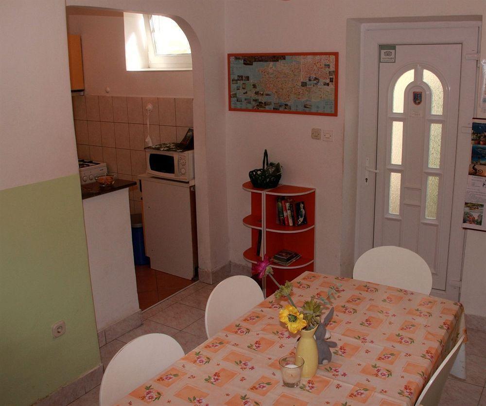 Guest House With Garden - Zuvan سبليت المظهر الخارجي الصورة