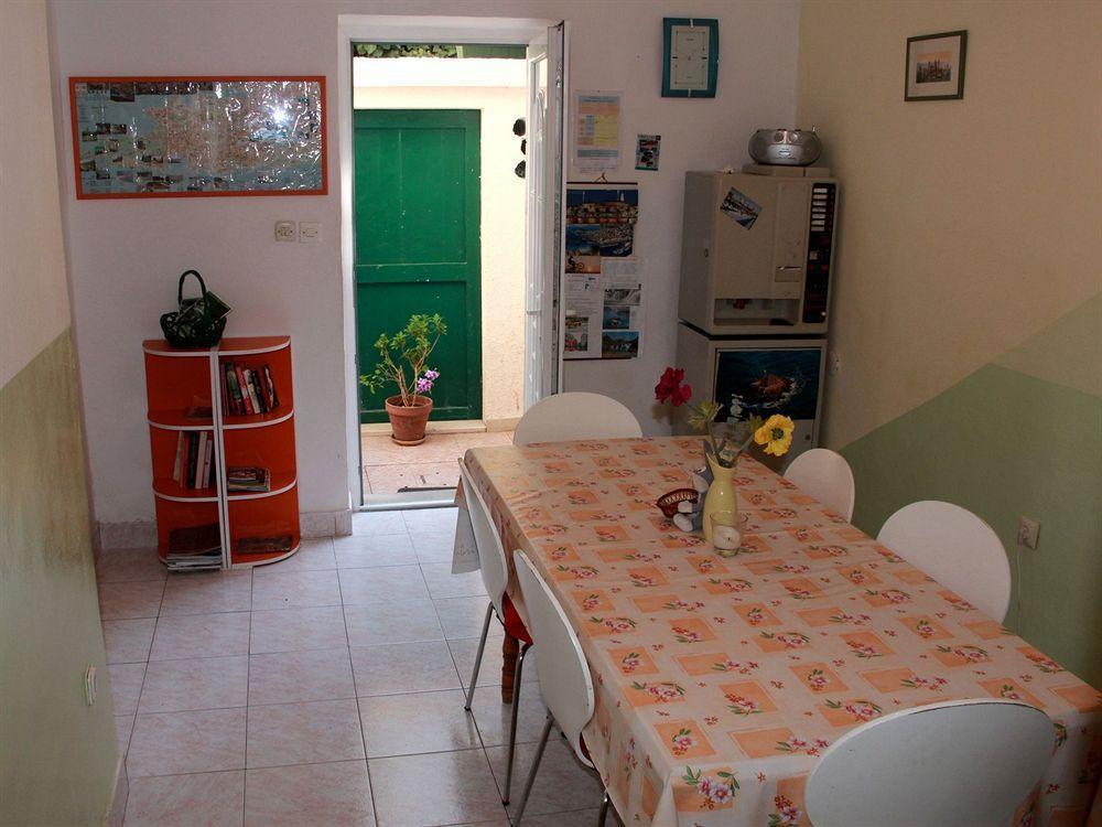 Guest House With Garden - Zuvan سبليت المظهر الخارجي الصورة
