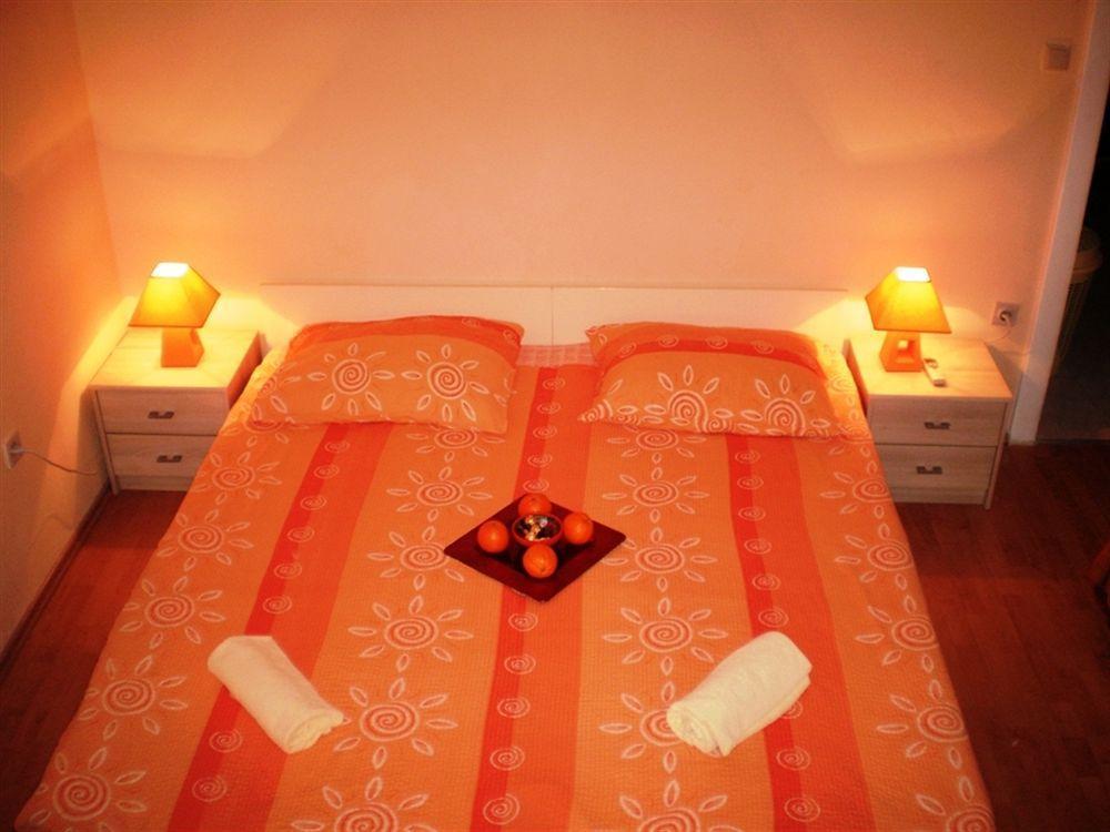 Guest House With Garden - Zuvan سبليت المظهر الخارجي الصورة