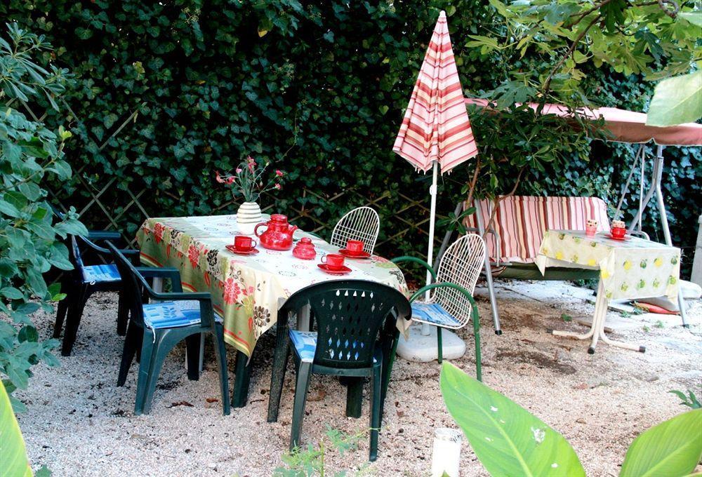 Guest House With Garden - Zuvan سبليت المظهر الخارجي الصورة
