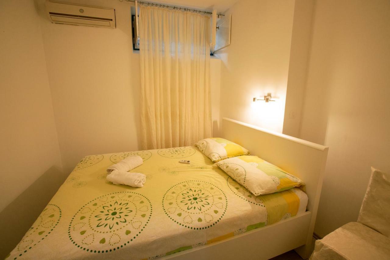 Guest House With Garden - Zuvan سبليت المظهر الخارجي الصورة