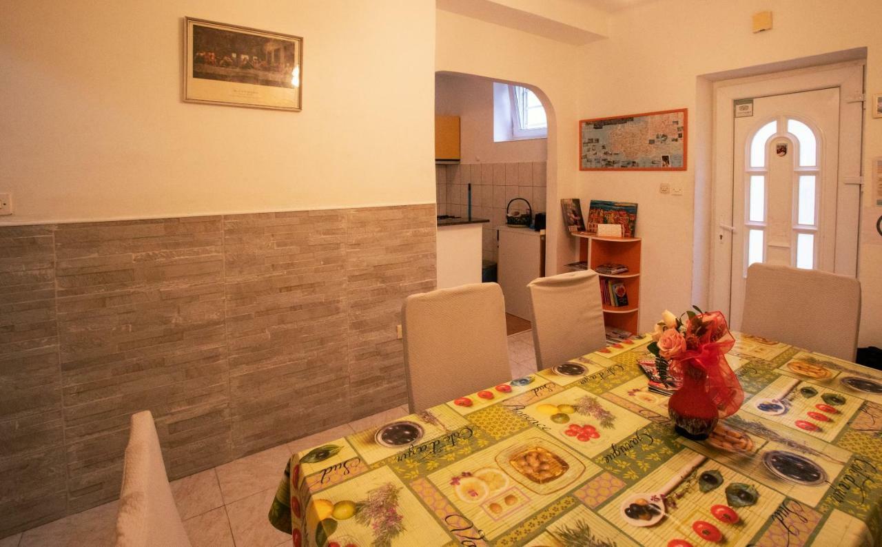 Guest House With Garden - Zuvan سبليت المظهر الخارجي الصورة