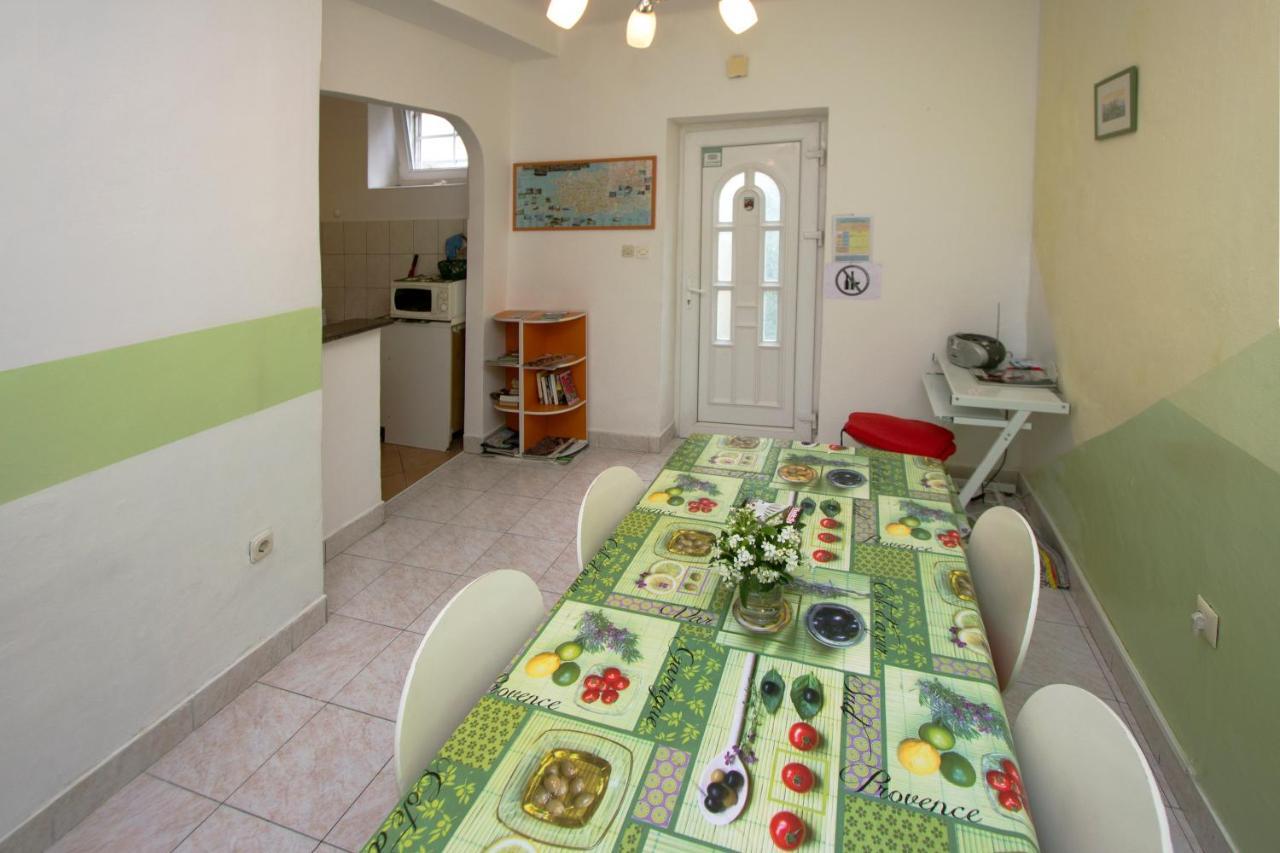 Guest House With Garden - Zuvan سبليت المظهر الخارجي الصورة